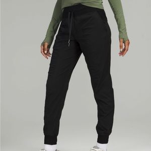 Lululemon joggers size 6. Still has tags on them. Never worn. Black